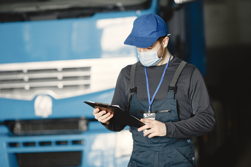 seseorang sedang melakukan fleet management system