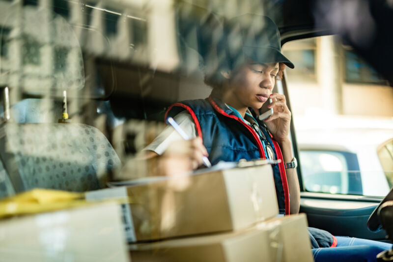 wanita mengantarkan paket dengan merasakan manfaat Analisis Data dalam Fleet Management System