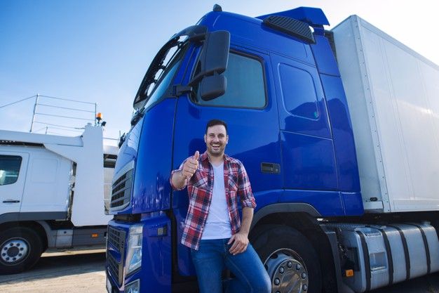 Seorang pria pengantar barang berdiri didepan truck