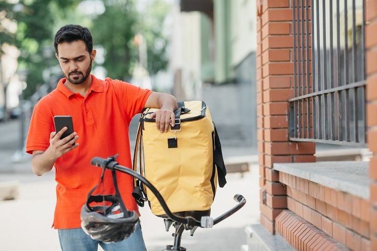 mengoperasikan handphone dalam tugas ekspedisi