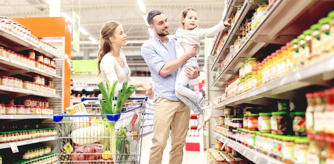 seseorang customer sedang belanja di Supermarket