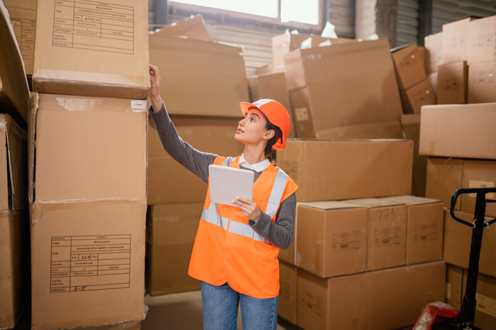 seseorang sedang mengecheck barang logistik